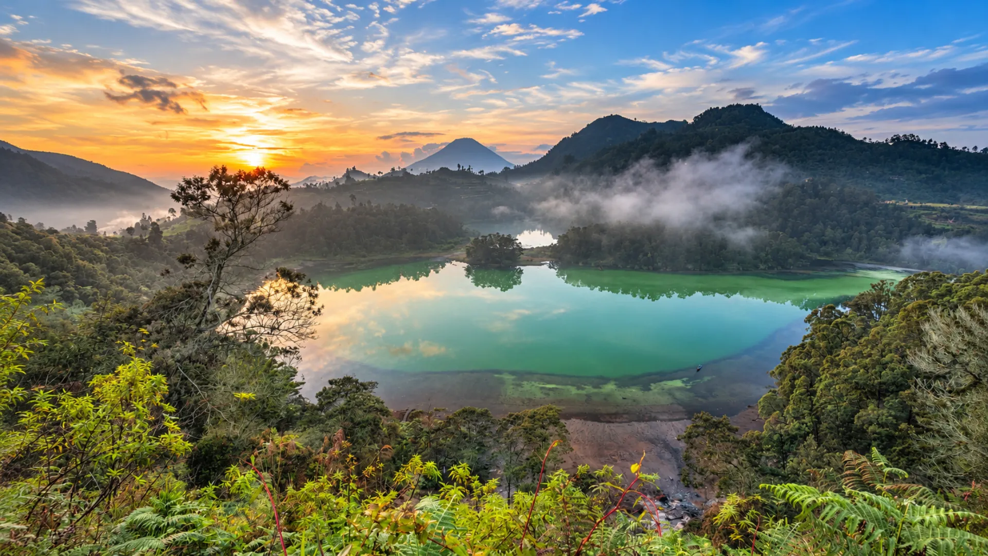 Menembus Kabut Dieng: Mengapa Oktober Adalah "Window" Terbaik Menjelajahi Dataran Tinggi Jawa Tengah