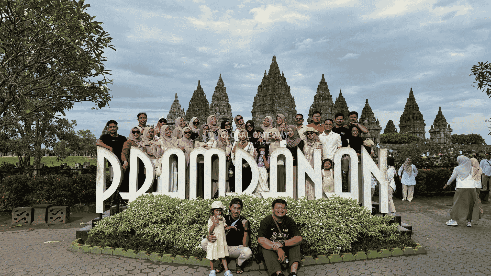 Jogja Heritage & Volcano Thrill: Eksplorasi Candi Agung & Petualangan Epik Lava Tour Merapi (1D)